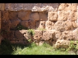 04374 ostia - regio i - insula viii - botteghe (i,viii,10) - raum 6 - nordwand - tufa blocks - 09-2022.jpg